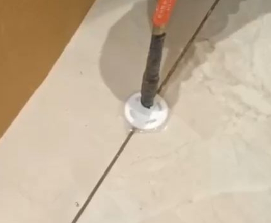 翠屏瓷砖空鼓维修公司专业解答瓷砖在铺贴过程中，如果没有涂抹均匀到位的粘结材料（如水泥砂浆或瓷砖胶），可能会导致以下问题