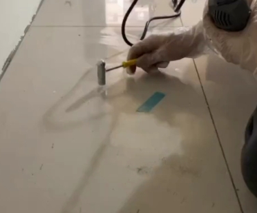 翠屏瓷砖开裂维修公司专业分享瓷砖在铺贴前如果没有沥干水分，将会导致以下问题